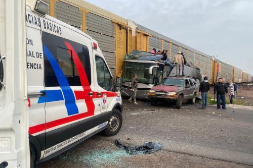 Choque entre autobús y tren en Atlacomulco deja 9 muertos y 41 heridos